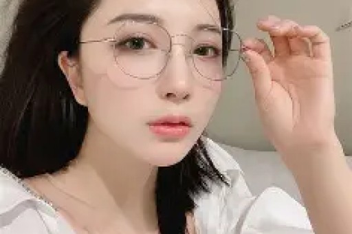 割韭菜、造富婆人设、骗钱2025年明星直播“乱象多”! 割韭菜、造富婆人设、骗钱2025年明星直播“乱象多”!