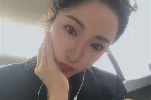 德云社孙越近期陷入耍大牌争议事发停车场路人偶遇上前问好索要签名虽口头应声却未停下脚步径直上车离开这段视频流出后引发网友